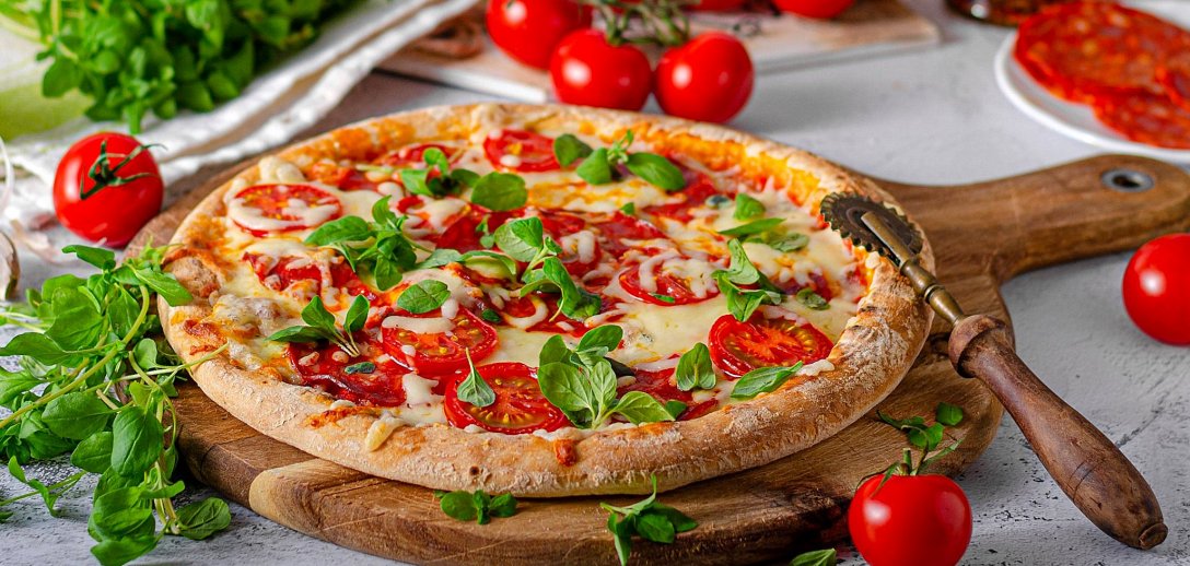 Jak zrobić prawdziwą włoską pizzę w domu? Poznaj sekrety idealnego ciasta!