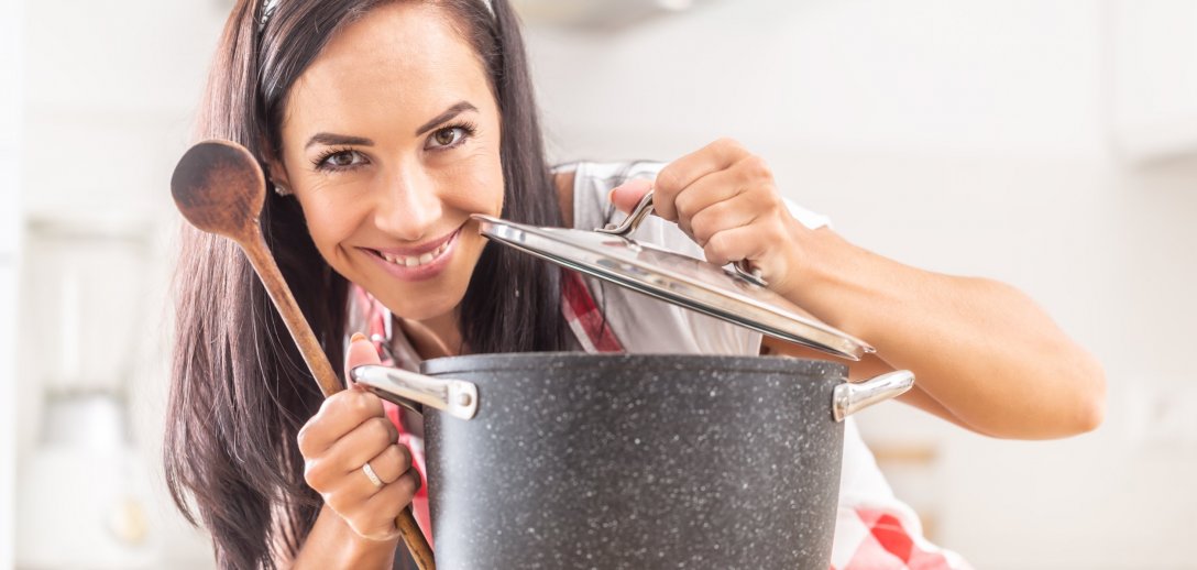Jakie naczynia są najzdrowsze? Sprawdź, z jakich materiałów nie kupować garnków