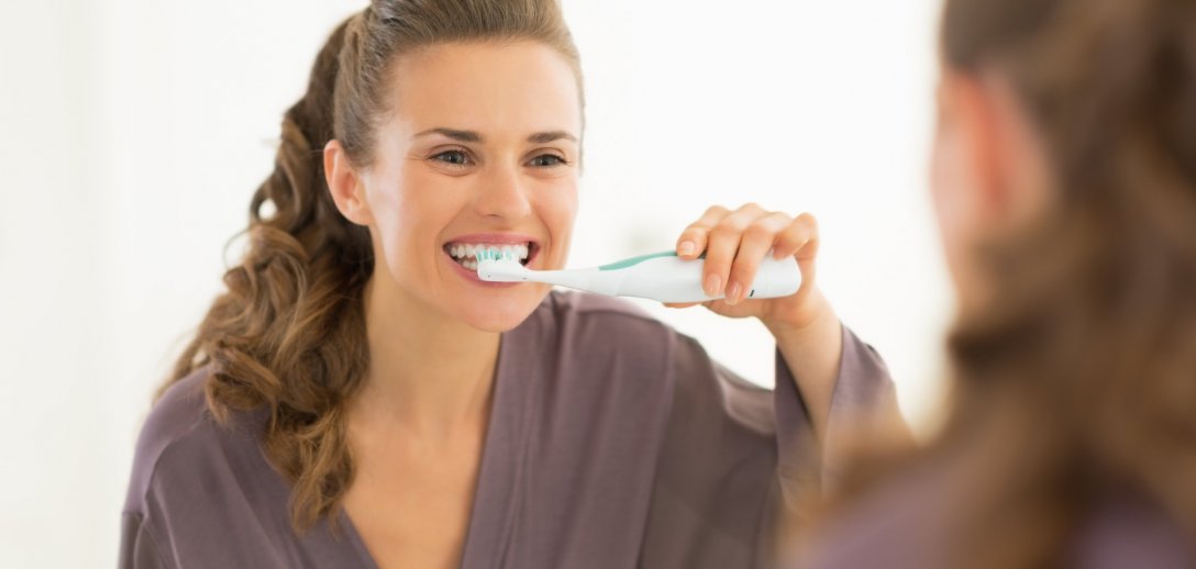 Jak usunąć kamień nazębny? Kiedy zgłosić się do dentysty, a kiedy spróbować domowych sposobów?