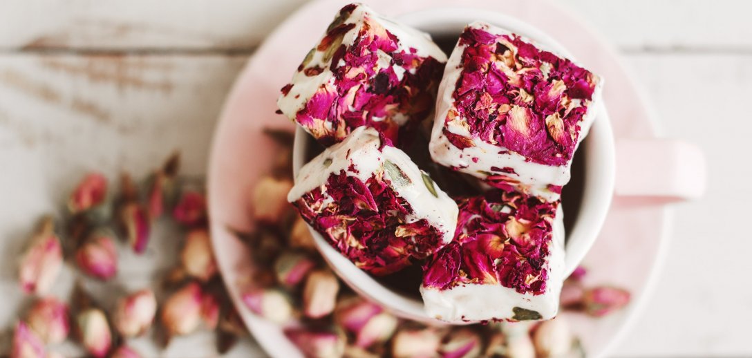 8 najlepszych przepisów na ciasta i desery z jadalnymi kwiatami. Sprawdź jak smakują i jakie mają właściwości