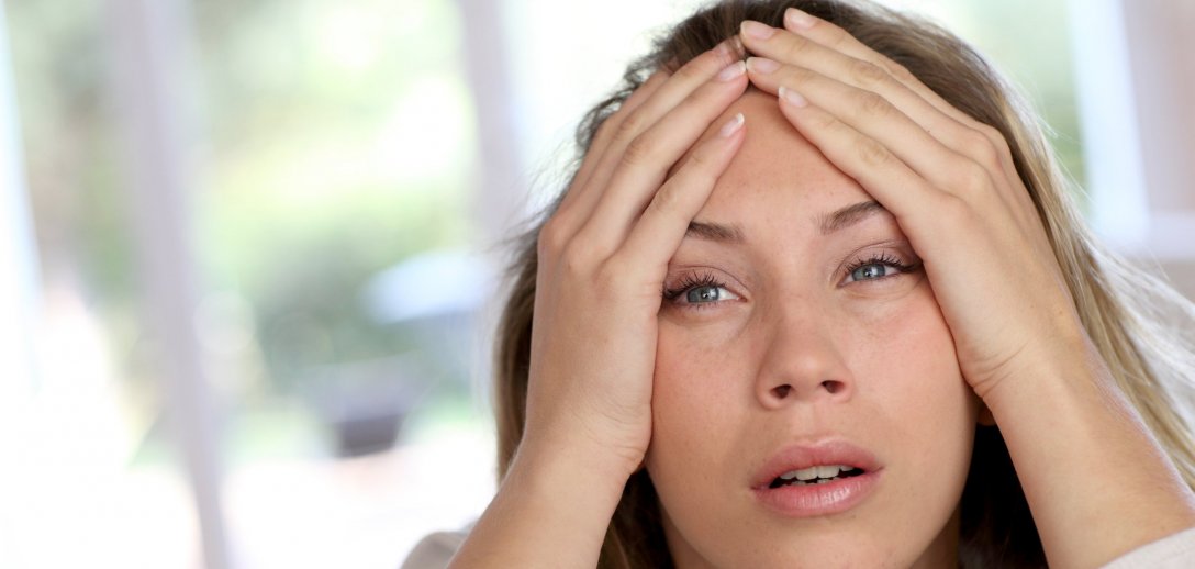 Co robić, gdy latem nasilają się bóle głowy – skuteczne okłady, masaż, zioła
