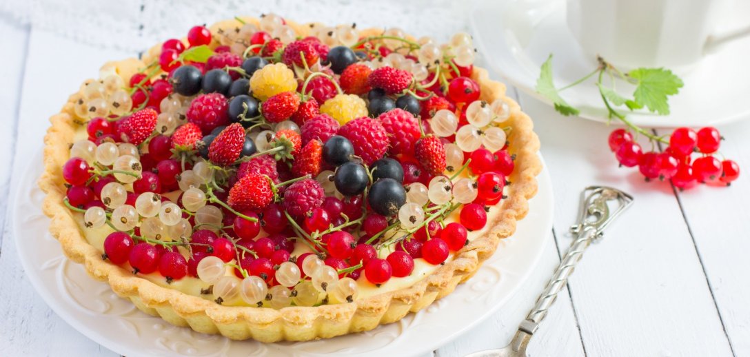 Kruche ciasta z letnimi owocami - 3 przepisy na pyszne sezonowe słodkości