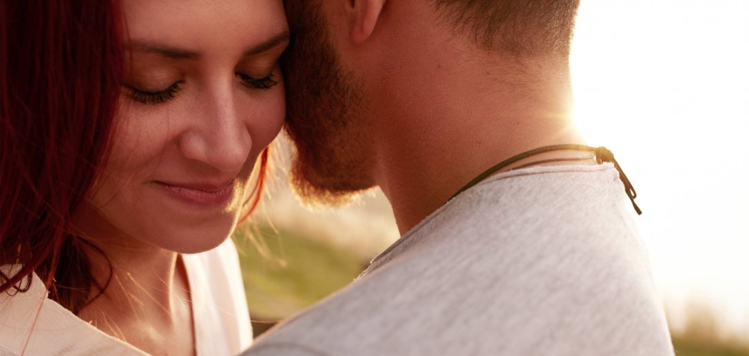 "Nie wierzyłam, że pokocha mnie dużo młodszy mężczyzna... Czy może nam się udać?"