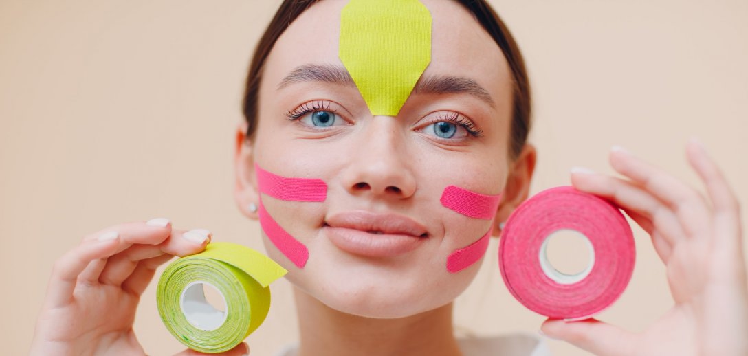 Elastyczne plastry na twarz – domowy sposób na wygładzenie zmarszczek i lifting