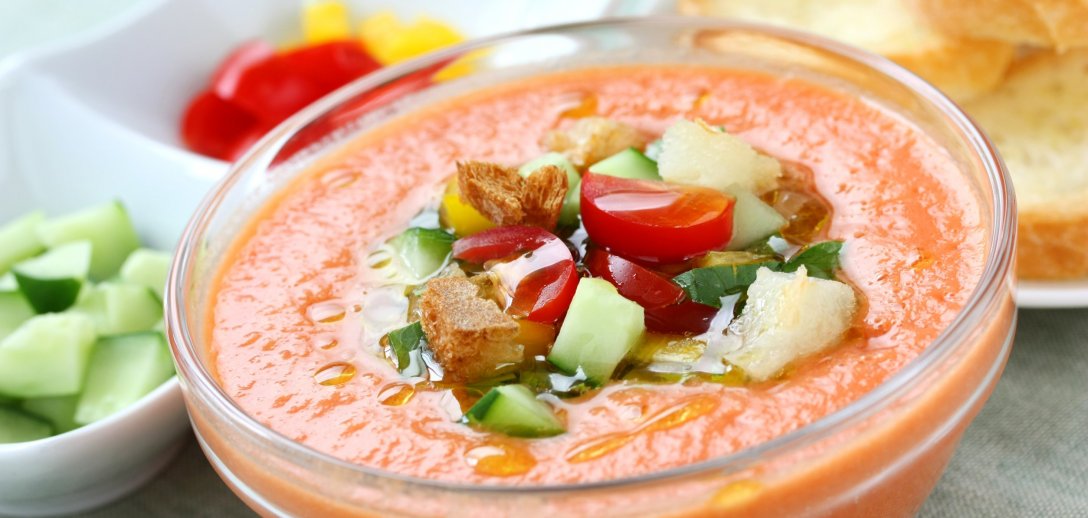 Surowe zupy idealne na gorące dni. Nawodnią, polepszą trawienie i pomogą zgubić zbędne kilogramy. Sprawdzone przepisy