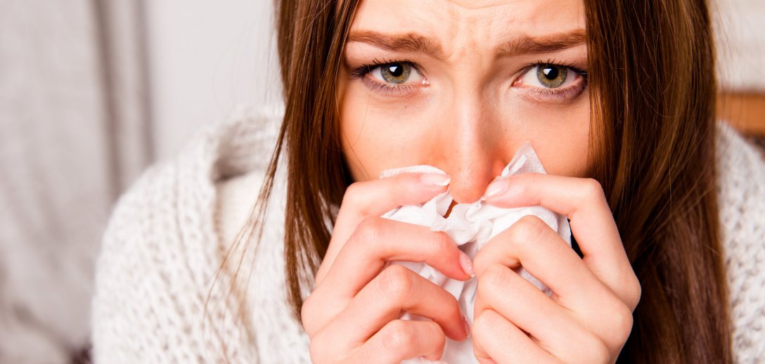 Omikron, przeziębienie czy zatrucie? Jak odróżnić zakażenie koronawirusem od innych chorób?