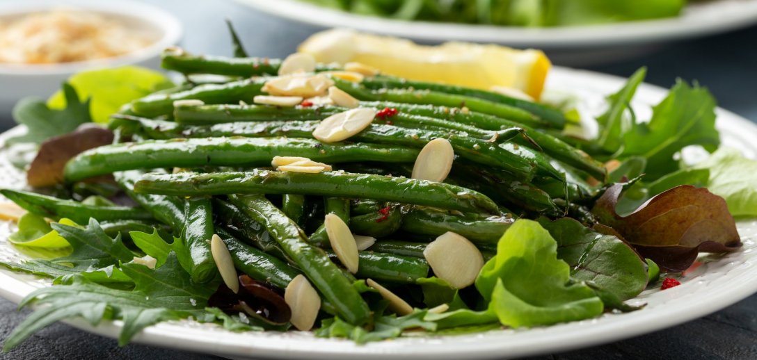 Czym zdrowo okrasić pierogi, kluski, warzywa? 3 przepisy na okrasy wspomagające trawienie i metabolizm