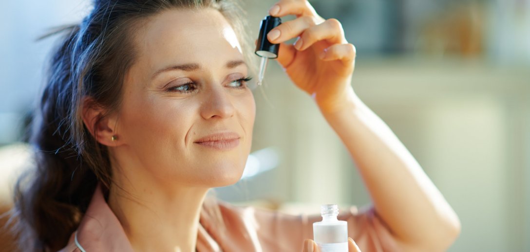 Jak działa retinol w kosmetykach? Nie tylko wygładza zmarszczki! Sprawdź, jaki wybrać i jak go stosować
