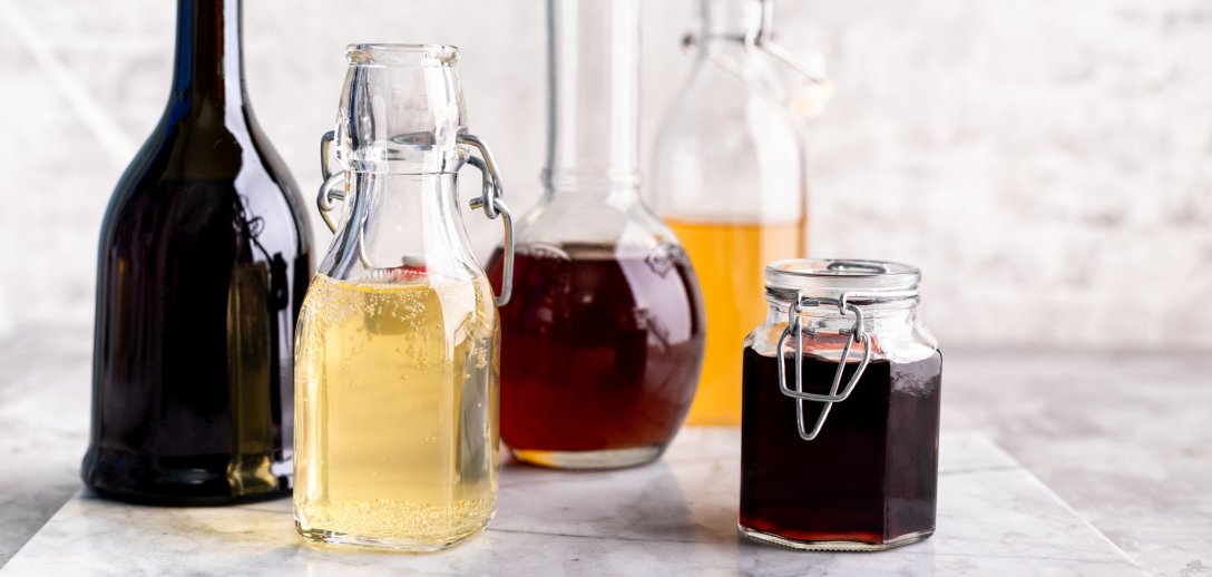 Do czego dodawać ocet spirytusowy, balsamiczny, owocowy, winny i ryżowy? Rodzaje octów i zastosowanie