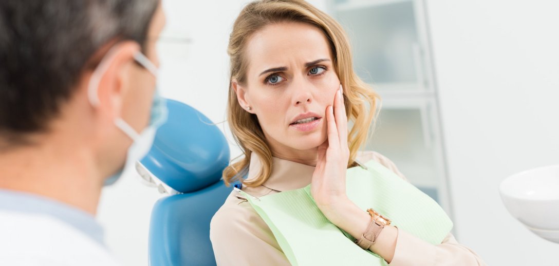 Czym się zajmuje periodontolog i kiedy udać się do tego specjalisty? Sprawdź, jakie zabiegi wykona na NFZ