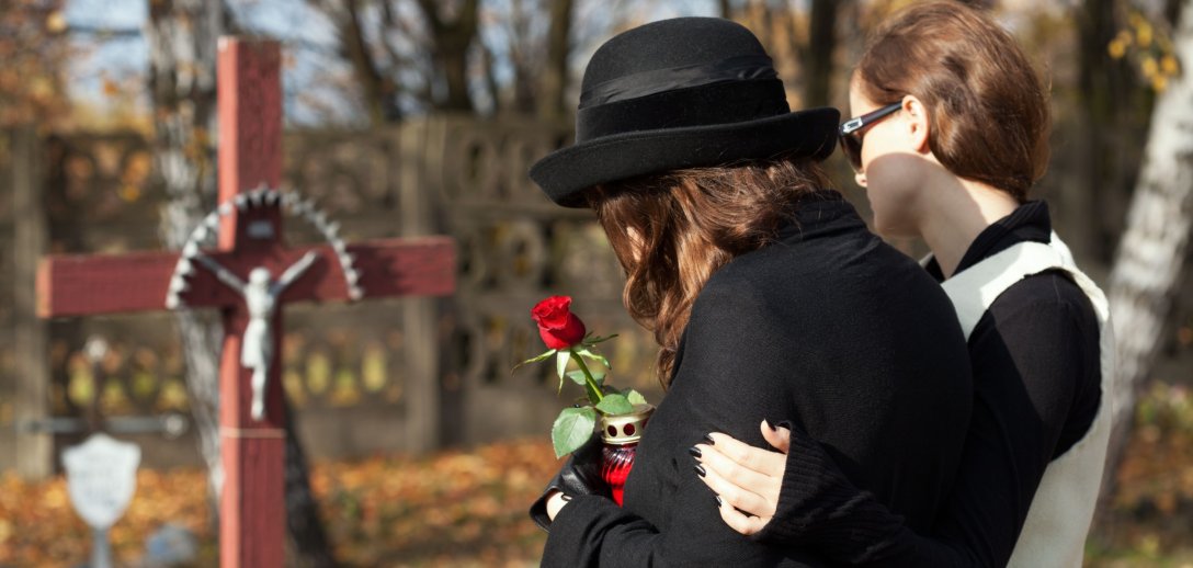 Żałoba – jak sobie poradzić z trudnymi emocjami i pogodzić się ze stratą bliskiej osoby?