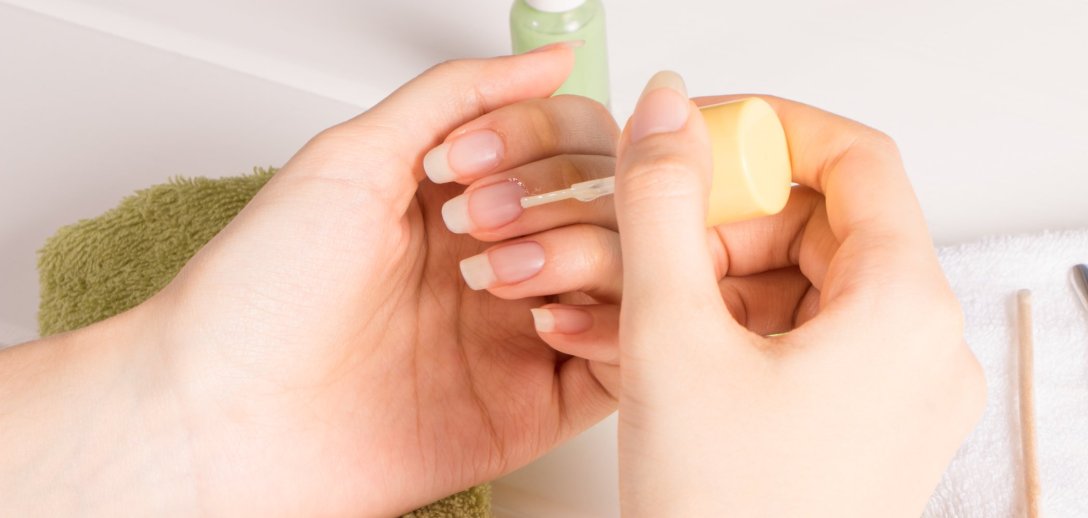 Jak zrobić i stosować oliwkę krzemową na wzmocnienie paznokci?