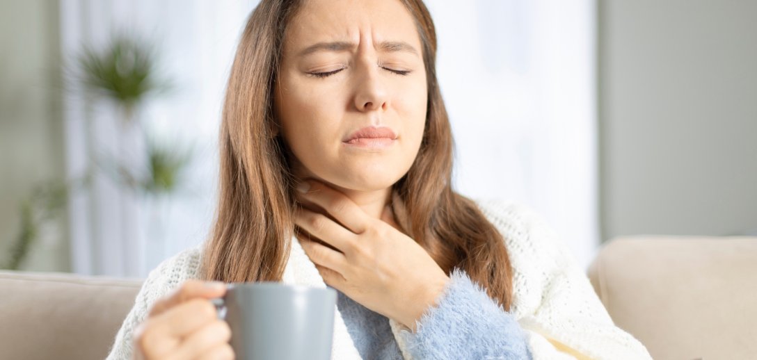 Domowe kuracje na ból gardła i chrypę – przepisy na ziołowe płukanki, inhalacje, okłady