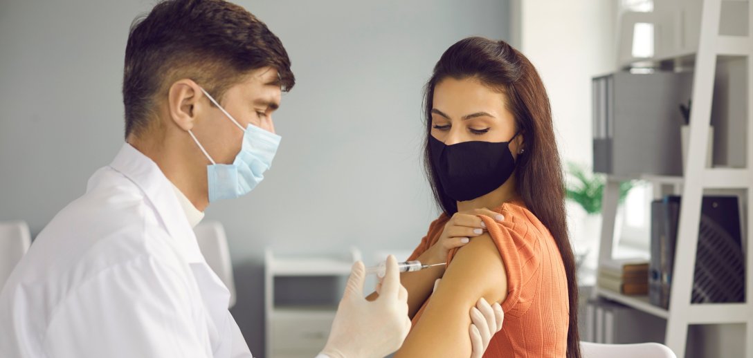 Aktualne zasady szczepień przeciwko grypie sezonowej. Gdzie możemy się zaszczepić i czy jest to płatne?
