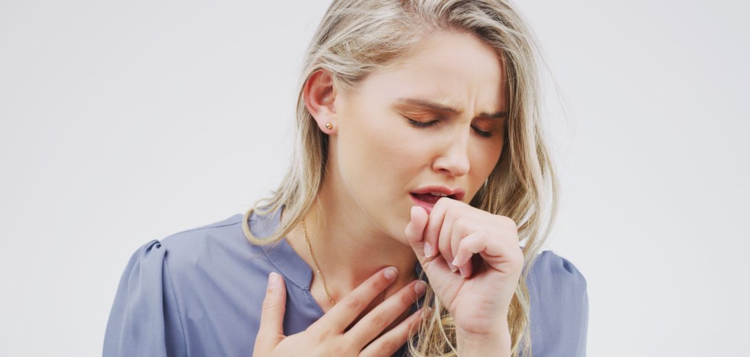 Kaszel nie musi oznaczać przeziębienia! Kiedy może być objawem poważnej choroby?