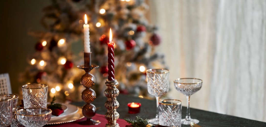 Jak udekorować stół na Boże Narodzenie? 5 gorących trendów na święta 2022