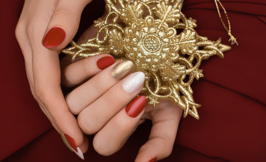 Świąteczny manicure 2022. Nie tylko czerwień modnie ozdobi paznokcie na Boże Narodzenie!