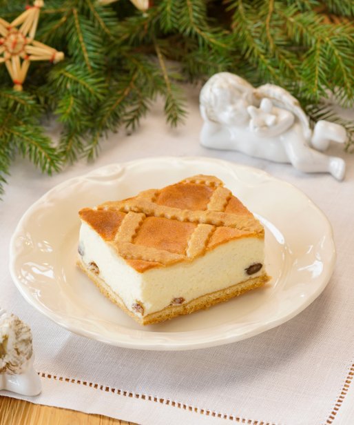 Tradycyjny sernik krakowski z rodzynkami doskonały nie tylko na świąteczny stół