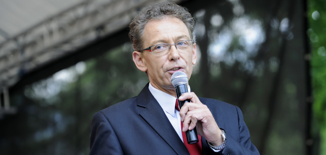 Jacek Borkowski twierdził, że jest za stary na amory. A jednak widziano go ostatnio z piękną kobietą...