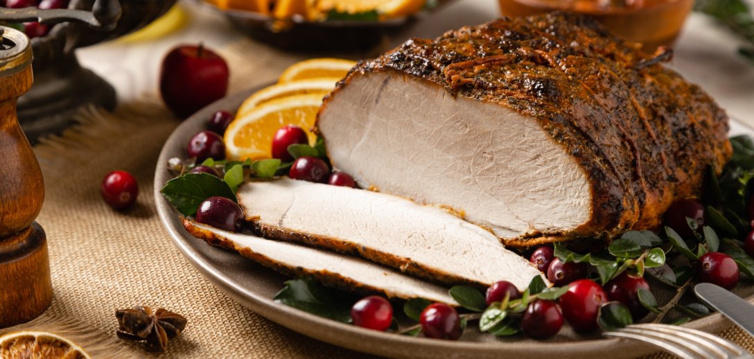 Najlepsze mięsa i wędliny na świąteczny stół. Na co zwrócić uwagę przy ich wyborze?