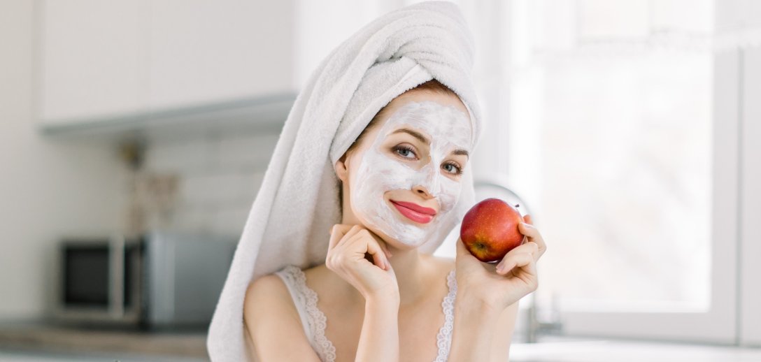 Naturalna pielęgnacja z jabłkiem w roli głównej. Sprawdź, jak działa na skórę, włosy i paznokcie