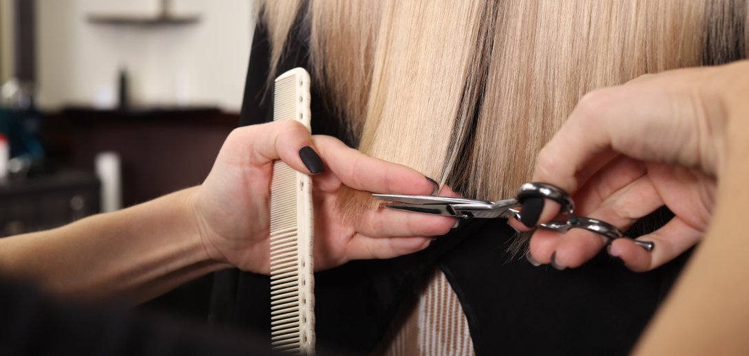 5 najmodniejszych fryzur na 2023 rok z krótkich i z długich włosów. Cięcia stworzone dla kobiet 40+