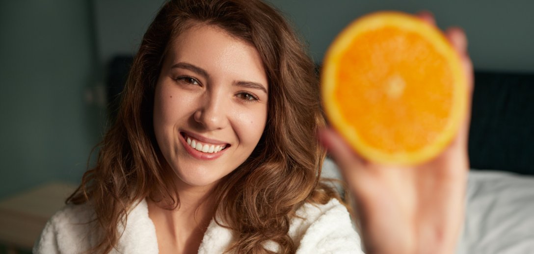 Domowe kosmetyki z pomarańczy wzmocnią i nabłyszczą włosy. Jak je zrobić i stosować?