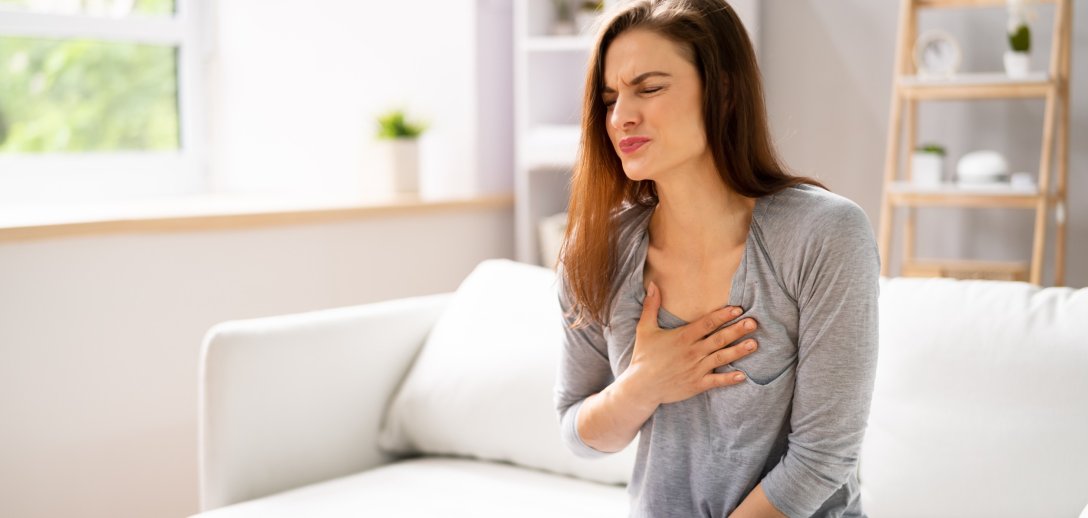 Ból w klatce piersiowej nie musi oznaczać problemów z sercem. Jakie mogą być przyczyny i co powinnaś zrobić