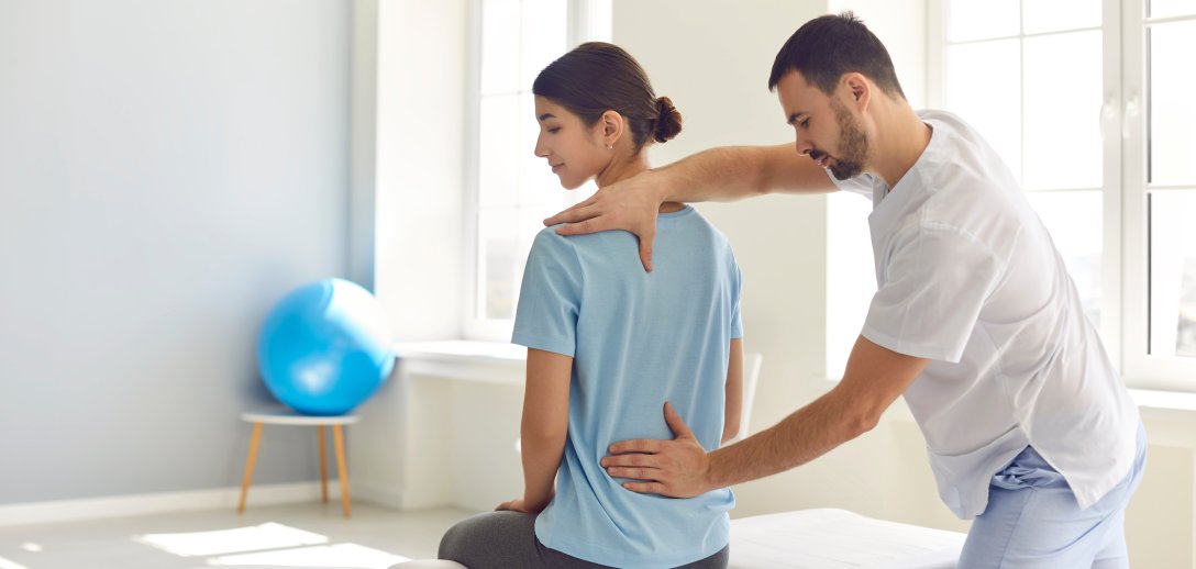 Co warto wiedzieć o fizjoterapii? Sprawdź, na co pomaga i kto może wystawić skierowanie
