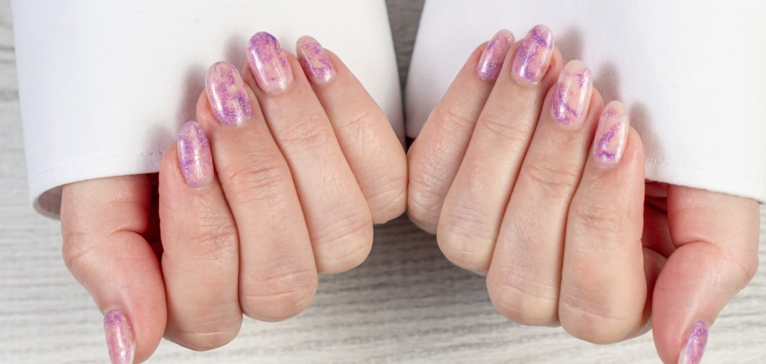 Kryształowy manicure na wiosnę 2023. Teraz nosimy paznokcie piękne jak klejnoty!