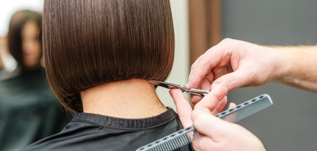 Fryzura slob (sleek bob) – elegancja i klasyka w nowoczesnym wydaniu. Do kogo pasuje i jak dbać o taki rodzaj cięcia?