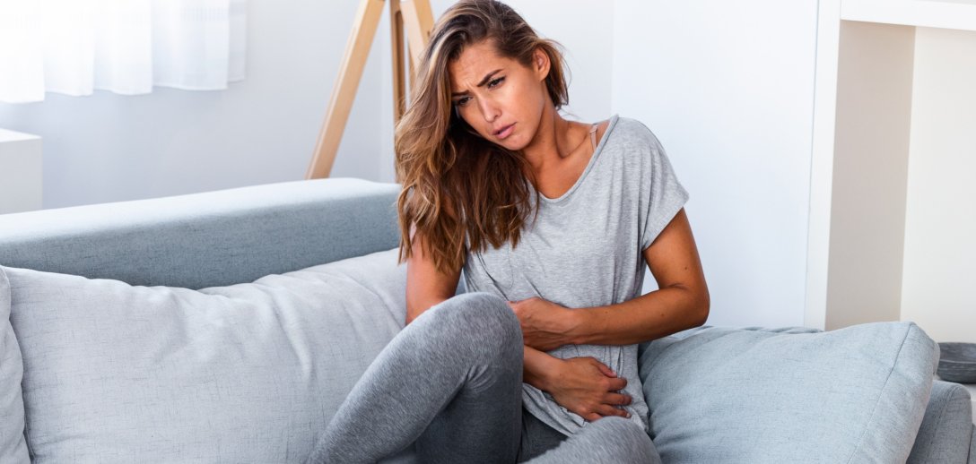 Dolegliwości żołądkowe: jak rozpoznać problem i jakie preparaty bez recepty mogą pomóc?