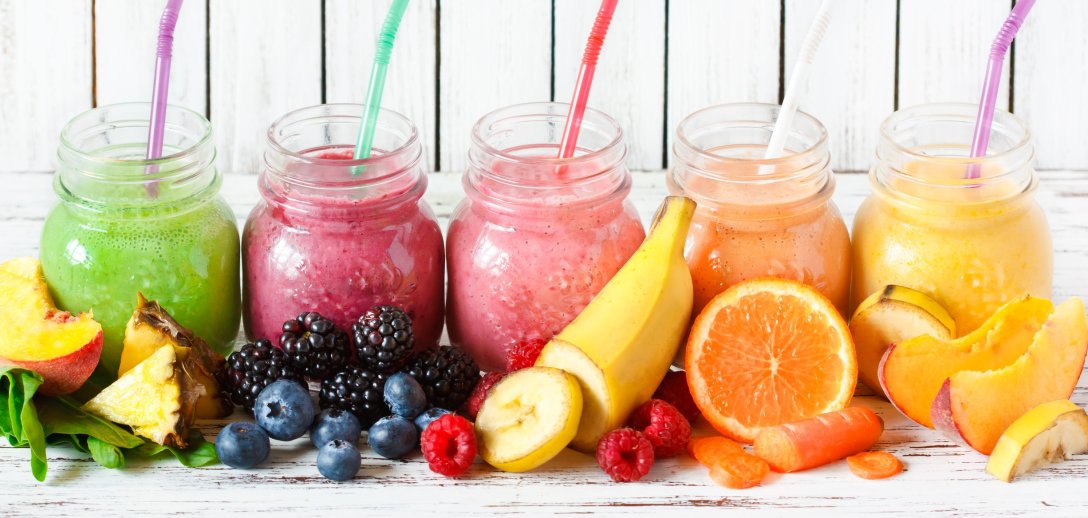 Tęczowe koktajle dla zdrowia. Z czego je przygotować i jakie mają właściwości?