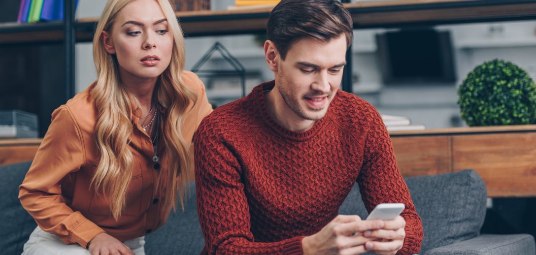 Zazdrość – co zrobić, by nie niszczyła związku? Sprawdź, jak możesz sobie z nią radzić