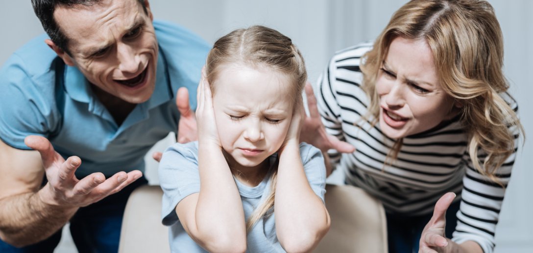 11 zachowań, których dziecko nie wybaczy swoim rodzicom. Nie popełnij tych błędów!