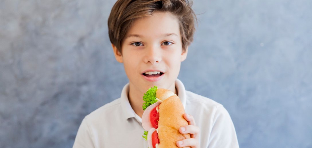 5 zasad zbilansowanej diety dla dziecka w wieku szkolnym. Przestrzeganie ich to zdrowie i prawidłowy rozwój malucha