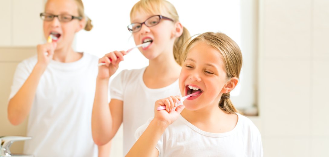Fluoryzować zęby czy nie? Po co wykonuje się ten zabieg i czy dorośli też mogą fluoryzować zęby?