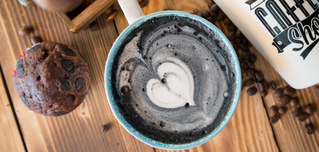 Czarne latte pomaga oczyścić organizm? Sprawdź, jak działa kawa z aktywnym węglem