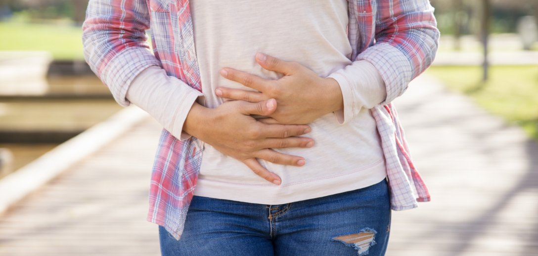 7 oznak, że ból brzucha należy traktować poważnie – nie lekceważ tych objawów