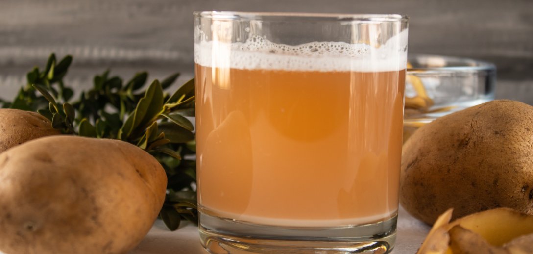 6 zdrowotnych właściwości soku z ziemniaka. Sprawdź, na co pomaga i jak go stosować?