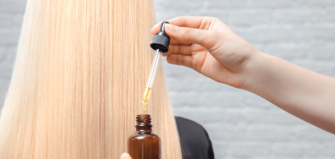 Olej z czarnuszki zahamuje wypadanie włosów i przyspieszy ich wzrost. Jak go stosować?