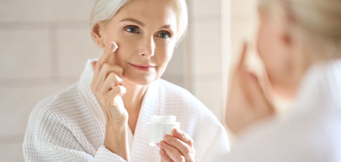Jak zadbać o skórę dojrzałą? Sprawdź, jakie kosmetyki zachowają ją piękną, zadbaną i zdrową