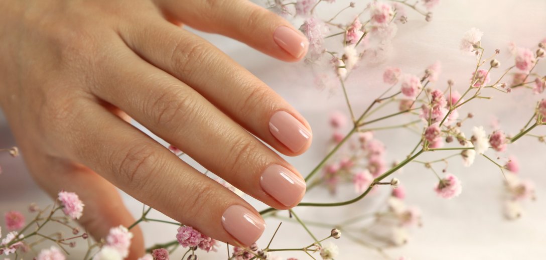 Piękne paznokcie nude, czyli zawsze modna klasyka. Jak zrobić naturalny manikiur?