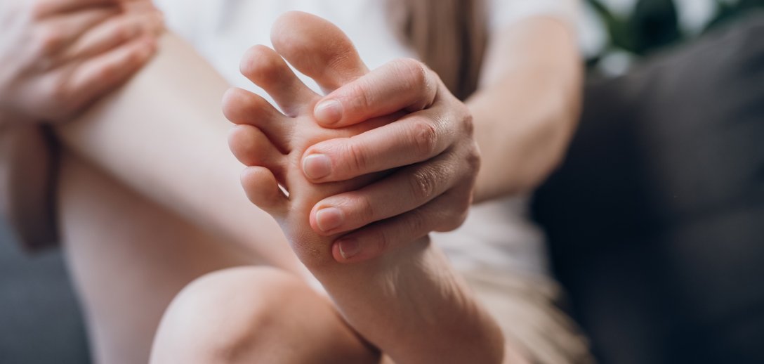 Złamany palec u nogi to wyjątkowo nieprzyjemny uraz! Co możesz zrobić, by złagodzić ból i uniknąć powikłań?