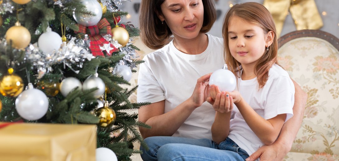 Czy wiesz, dlaczego na choince wieszamy bombki, anioły czy słodycze? Symbolika ozdób