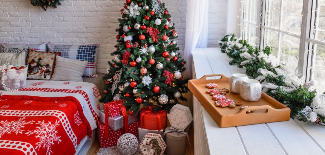 Jak udekorować dom na Boże Narodzenie 2023? Tych ozdób, wzorów i kolorów nie może zabraknąć!