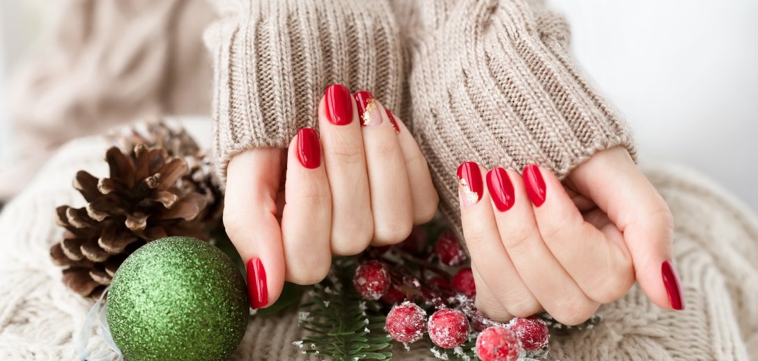 Świąteczny manicure 2023. Kolory i zdobienia, które podkreślą magiczny klimat Bożego Narodzenia
