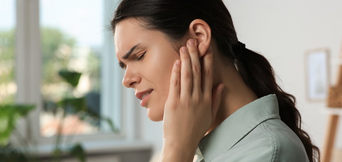 Trzaski w uszach: co oznaczają i czy trzeba je leczyć? Poznaj 11 możliwych przyczyn