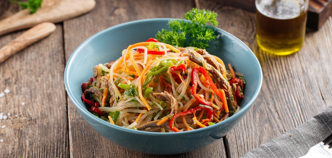 Sałatka z makaronem ryżowym: idealna nie tylko dla amatorów azjatyckiej kuchni