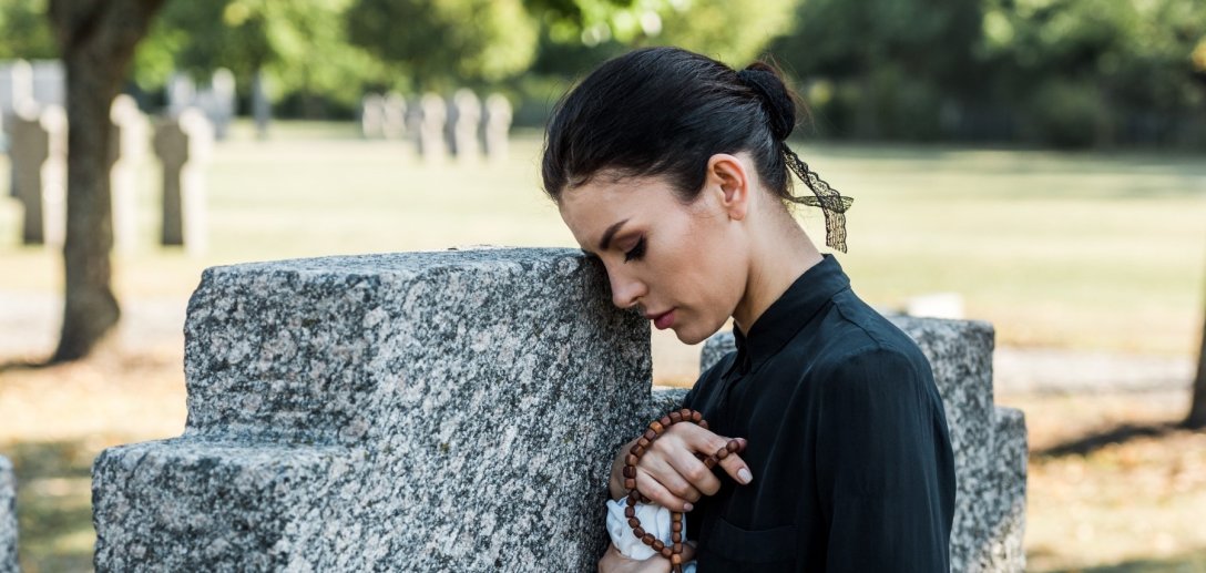 "Mój mąż został pochowany obok... swojej pierwszej żony. Wiedziałam, że tego nie chciał!"